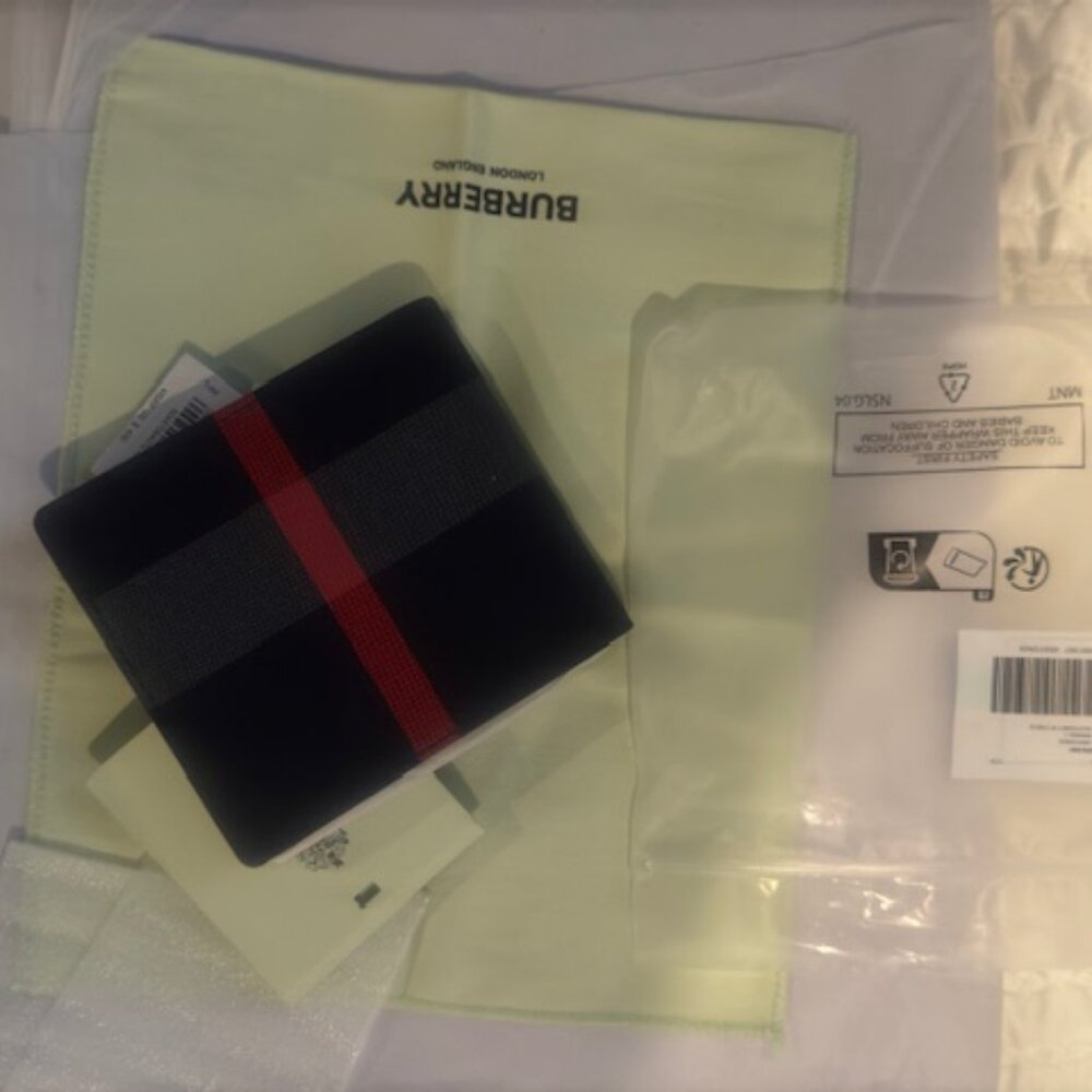 MENS CANVAS BURBERRY WALLET...$430 RETAIL....NEW WITH TAGS IN BAG!